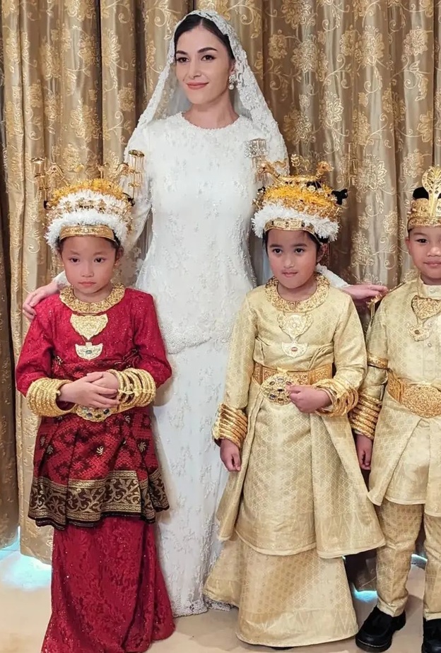 عروس الأميرعبد المتين إبن سلطان برونايبالفستان الأبيض