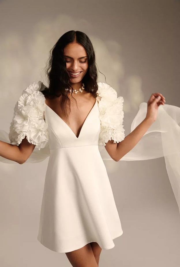 فساتين زفاف مع ياقة جريئة موضة ٢٠٢٤