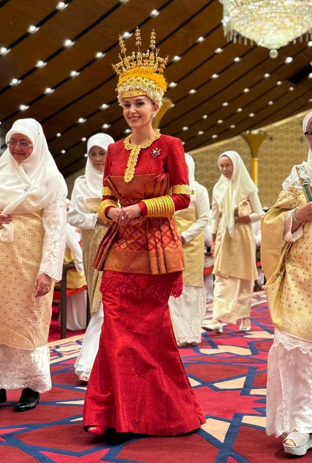 إطلالات عروس بروناي من بداية الاحتفالات الملكية حتى لحظة عقد القران