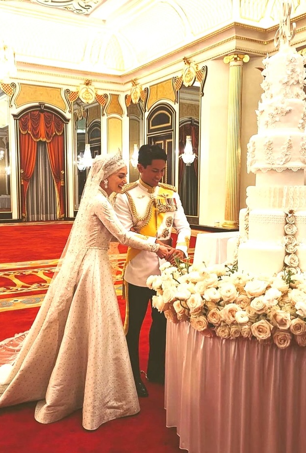 ابن سلطان بروناي يدخل القفص الذهبي...ومجوهرات العروس الثمينة تلفت الأنظار!