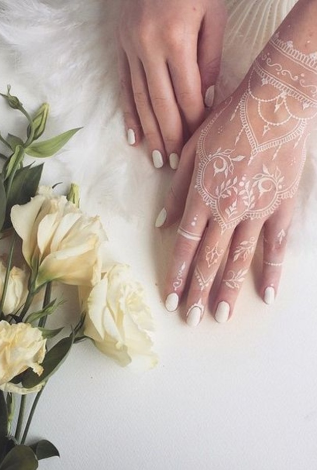 نقش حناء ناعم للعروس لإطلالة مميزة في يوم الزفاف 