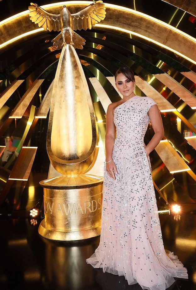 فساتين خطوبة برّاقة للعروس من إطلالة النجمات في Joy Awards 