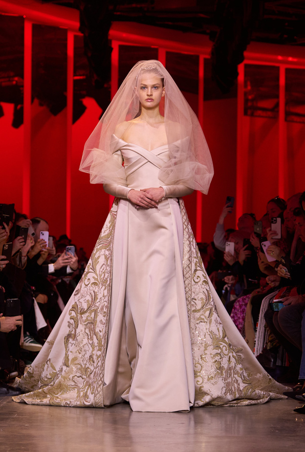 إيلي صعب يقدم لعروس 2024 فستان زفاف مختلف من حيث اللون والتطريزات