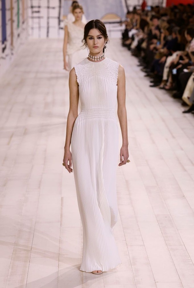 فستان باللون الأبيض من دار Dior 