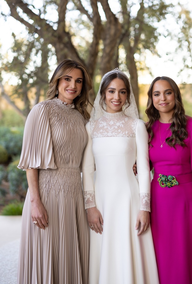 الأميرة إيمان في يوم زفافها مع شقيقتها سلمى ووالدتهما الملكة رانيا