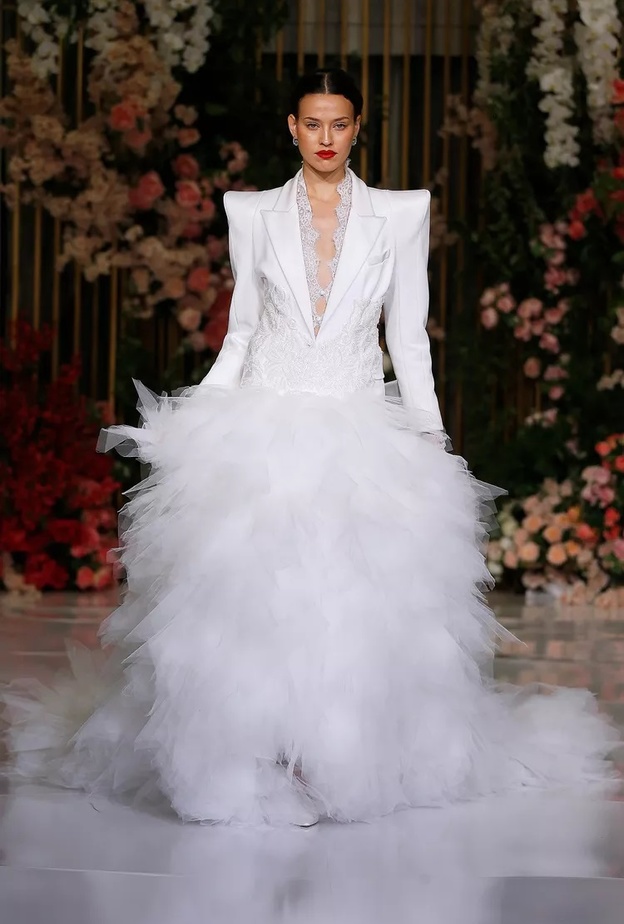 موديلات فساتين زفافمع سترة اضافية لأناقة شتوية راقية