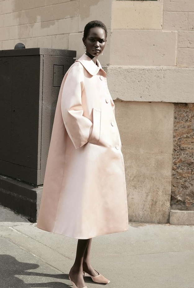 رجوع معطف الشرنقة على مدرجات عروض الأزياء... واحدة من أبرز الصور الظلية لـ"كريستوبال بالنسياغا"