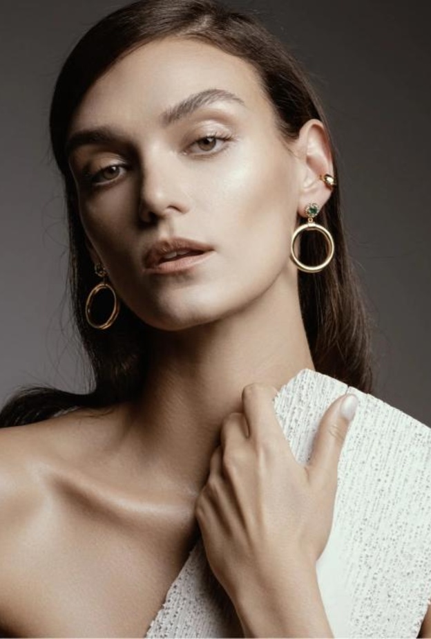 أقراط أذن مرصّعة بالزمرد من إليانا ماكري Ileana Makri 