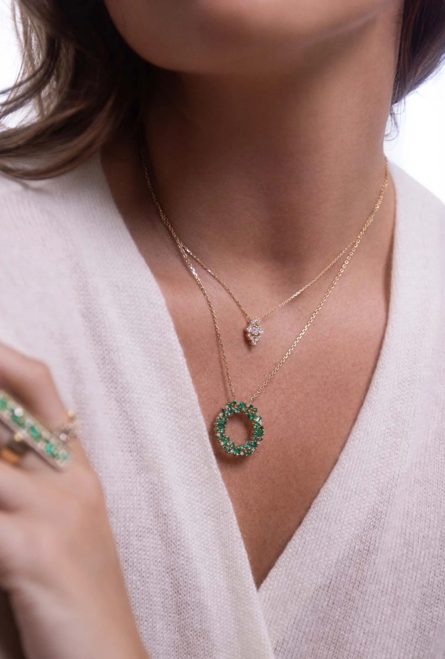 اكتشفي سحر المجوهرات المرصعة بالزمرد في اطلالتك اليومية