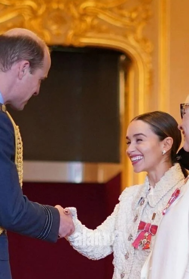 الأمير وليام يكرم إميليا كلارك ووالدتها في قلعة وندسور