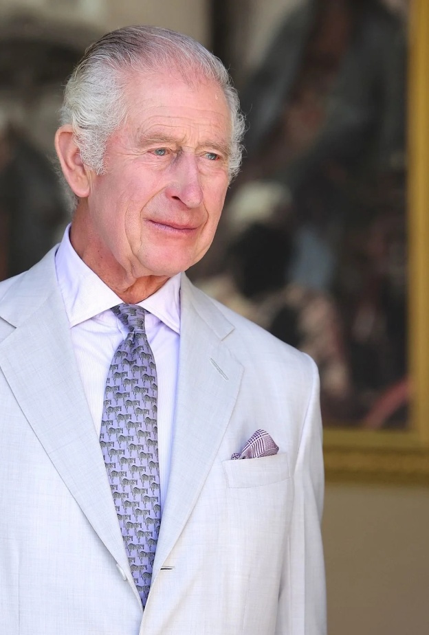 الملك تشارلز يستمتع بنكات بطاقات الدعم الضاحكة