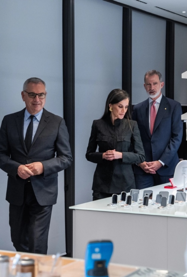 الملك فيليبي والملكة ليتيزيا يفتتحان البرج الثاني لأكبر شركات التجميل والأزياء الإسبانية