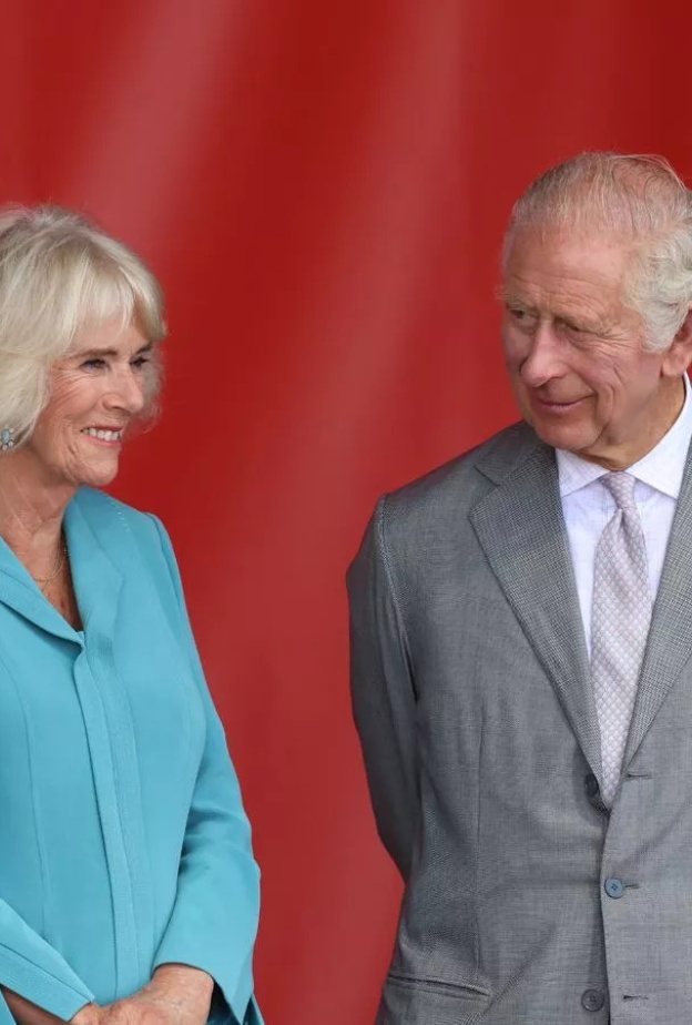 الملكة كاميلا تشيد بأخصائي السرطان خلال معركة زوجها مع المرض