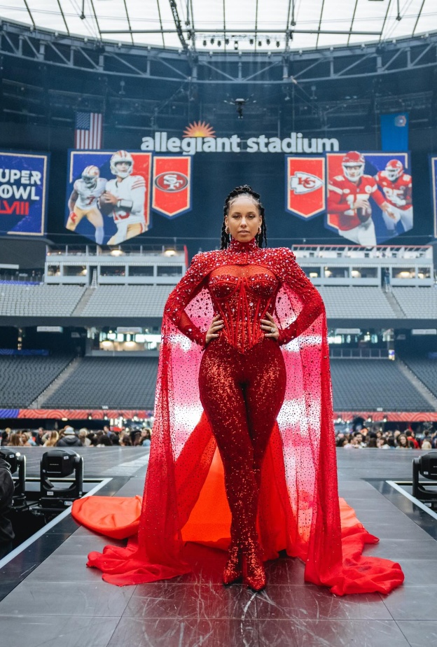 الإطلالات العملية باللمسات الرياضية اختيار لافت للنجمات في سوبر بول 2024..شاهدي أجملها