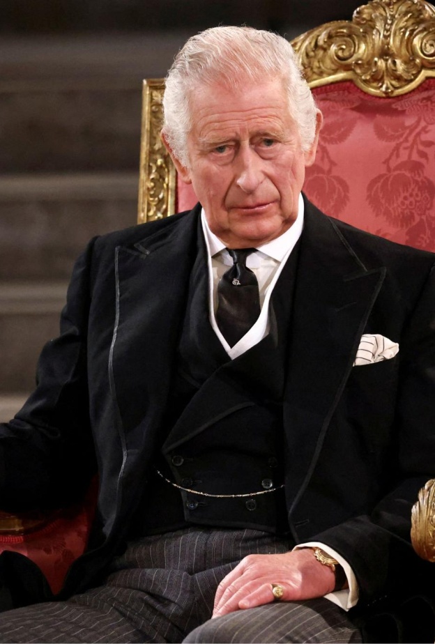 بريطانيا تبدأ استبدال شعار الملكة إليزابيث بشعار الملك تشارلز