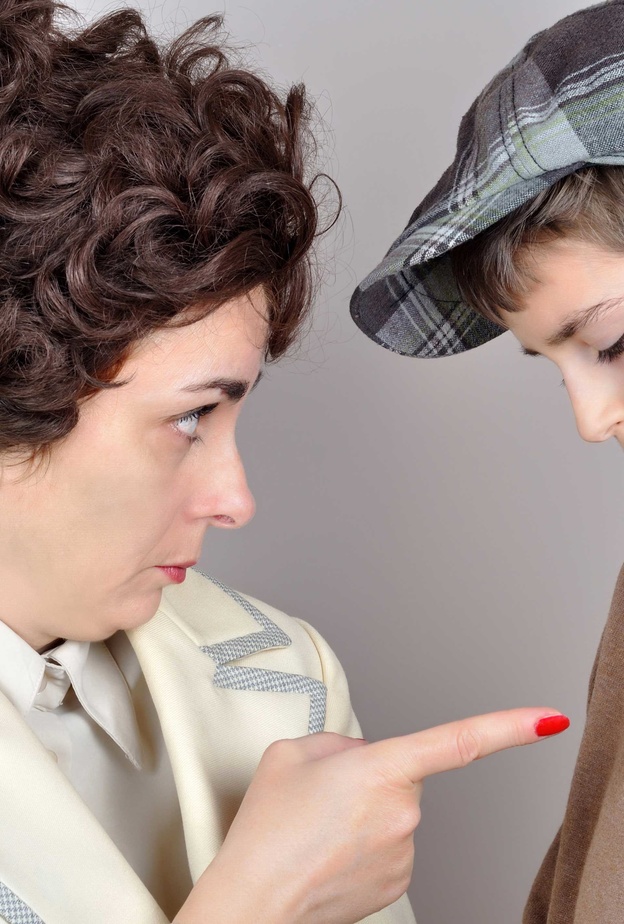 تسلط الأم يحول دون تكوين شخصية قوية للطفل ويضر بمستقبله