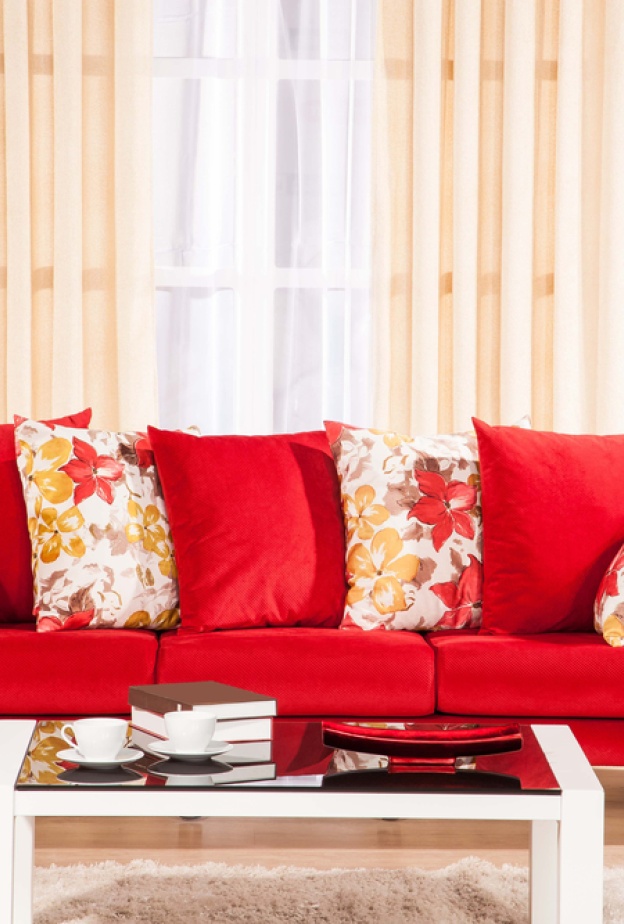 تضيف الأريكة الحمراء لمسة من الأناقة إلى غرفة المعيشة