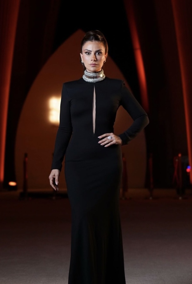 استلهمي نمط بطلة مسلسل "بين السطور" صبا مبارك في كيفية تنسيق قطع مجوهراتها لإطلالة رسمية فاخرة