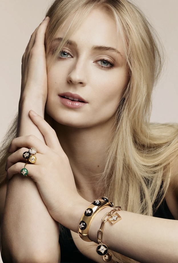 بتصاميم عصرية غير مألوفة تختار صوفي ترنر أبرز قطع مجوهراتها..شاهدي أبرز إطلالاتها اللافتة