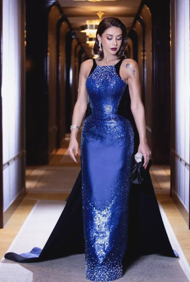 كيف تغير نمط كاريس بشار في تنسيق إطلالات مجوهراتها في الفترة الأخيرة 