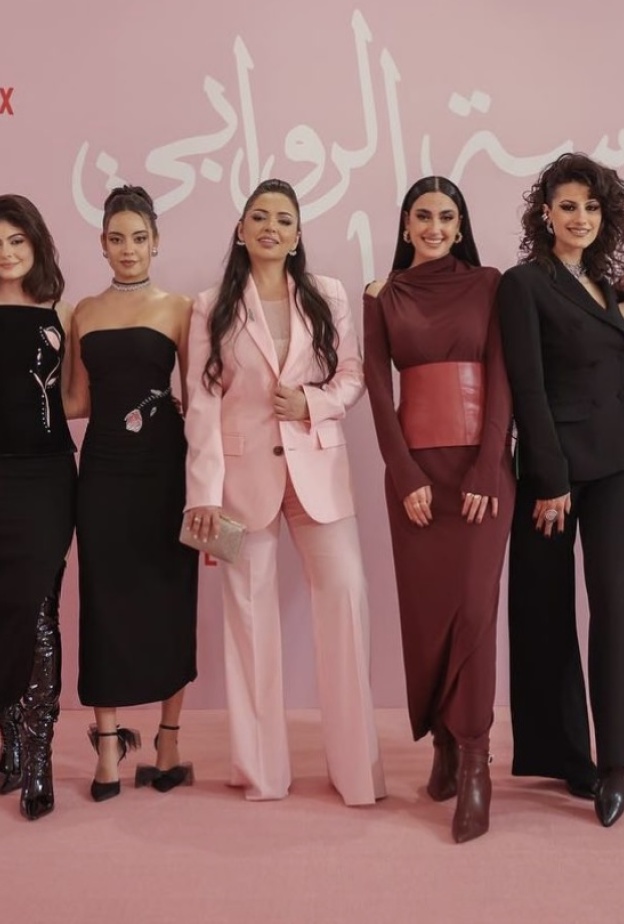 رئيسية - نجمات _مدرسة الروابي للبنات_ بإطلالات مجوهرات كلاسيكية مبهرة خلال العرض الأول للمسلسل في عمّان