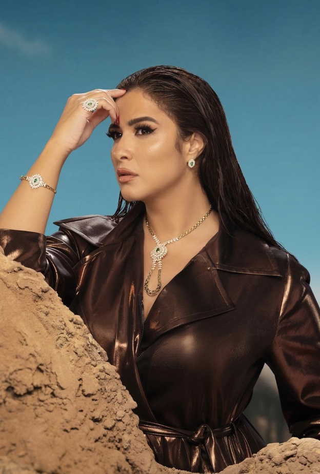 شاهدي بالفيديو ياسمين عبد العزيز بأربع اطلالات مجوهرات فارهة ولافتة