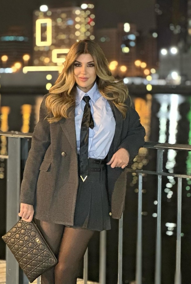 تحرّري من التقليد ونسقي القميص الأبيض مع ربطة العنق بطرق عصرية من وحي أحدث إطلالات النجمات