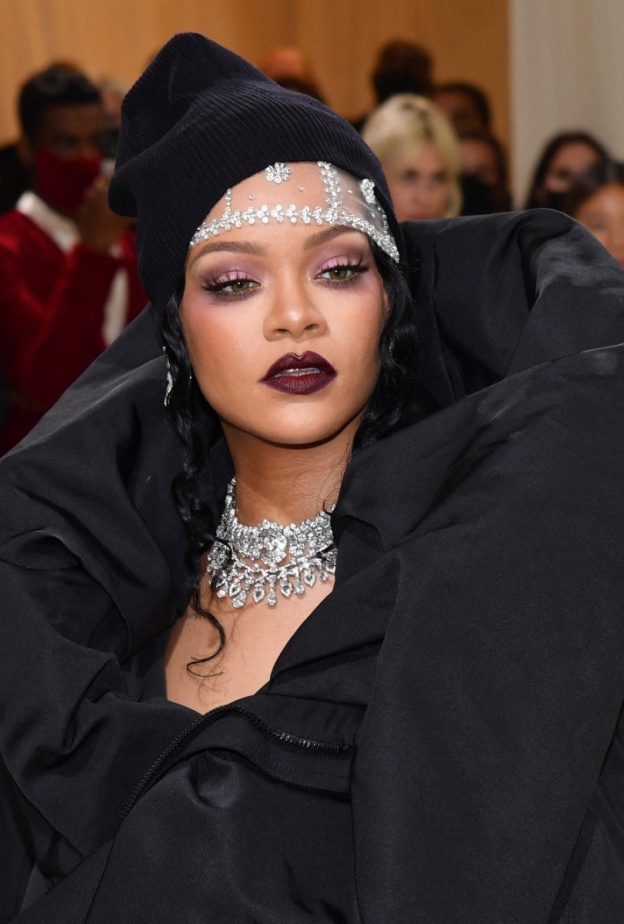 مجوهرات ريهانا Rihanna ملكة التصاميم الغريبة والقطع المكدسة