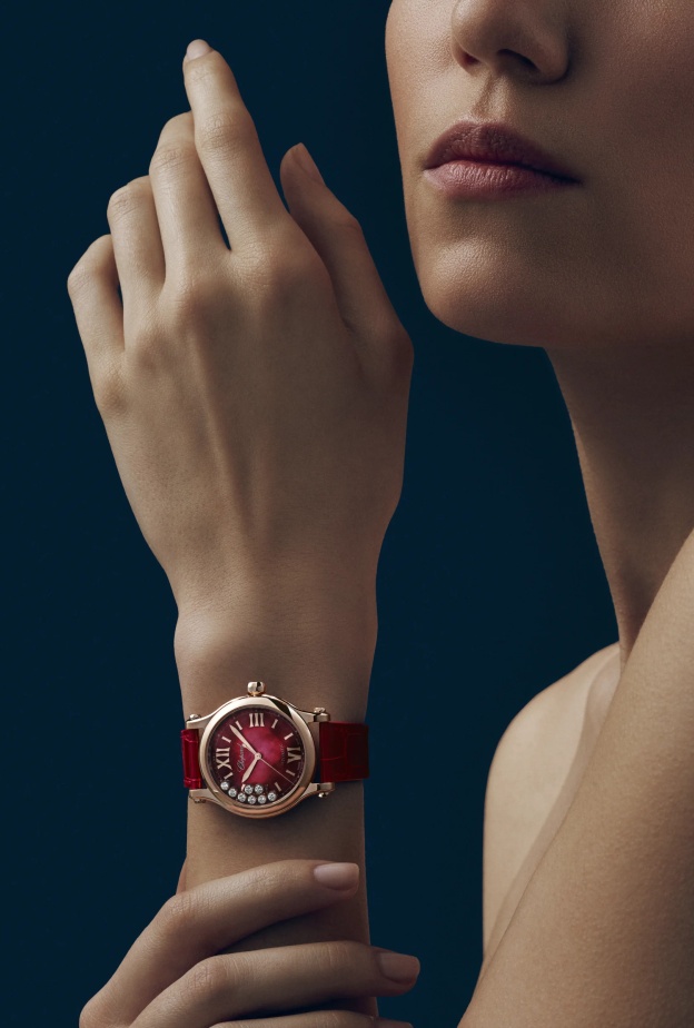 ساعات يد نسائية باللون الأحمر لتنسيق إطلالة لافتة في يوم الحب