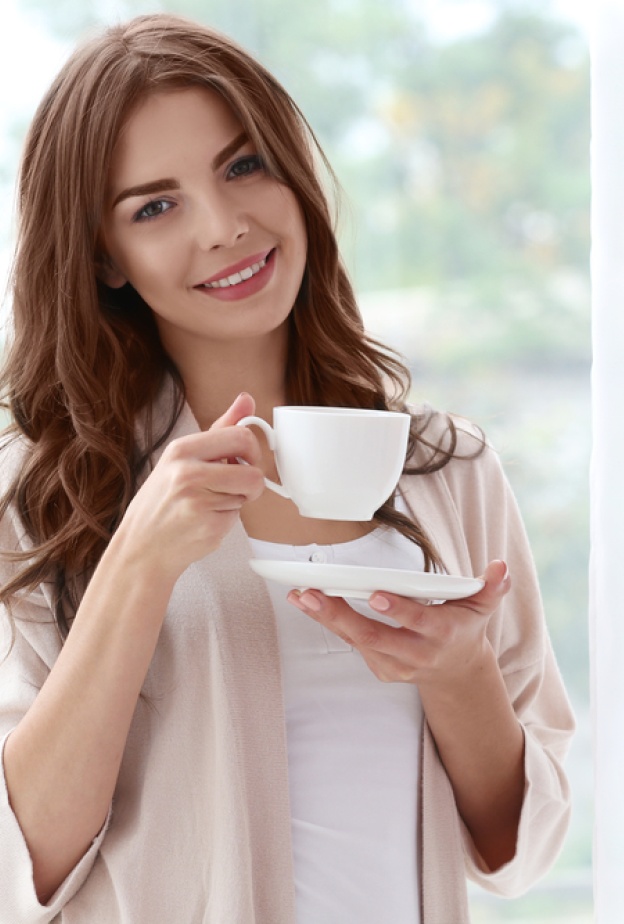 اشربي الشاي بدلًا من القهوة في الصباح لهذه الأسباب