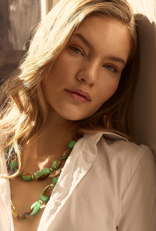 أجمل تصاميم قلادات ذهب لتنسيقها مع القميص الأبيض