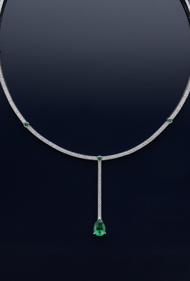 عقد Serti Sur Vide بشكل ربطة عنق من الذهب الأبيض المرصع بالألماس مع حجر زمرد مقصوص وفق قطع الكمثرى