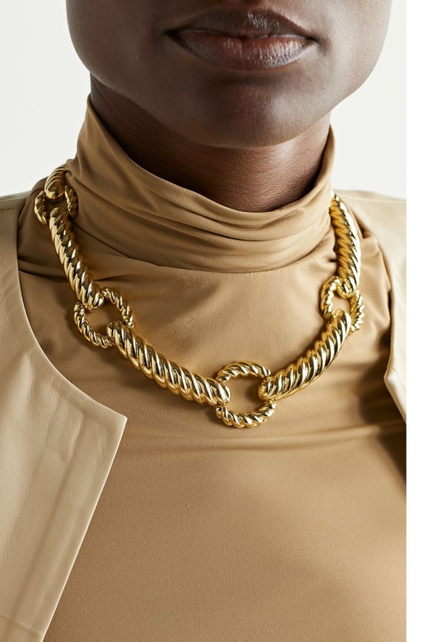 عقود وقلائد بتصميمات جريئة للمساء