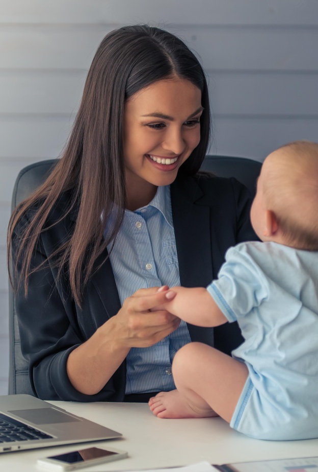 على المجتمع والنظام العائلي دعم الأم العصريات في مواجه الصراع بين دروها كأم ودورها كامرأة عاملة