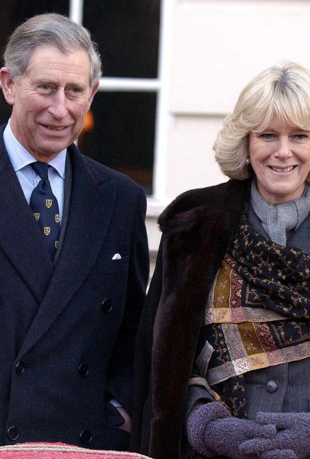 قصة حب تشارلز وكاميلا.. من صدفة في لعبة البولو إلى العرش