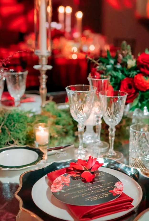 كيفية التخطيط لحفل زفاف بطابع أحمر