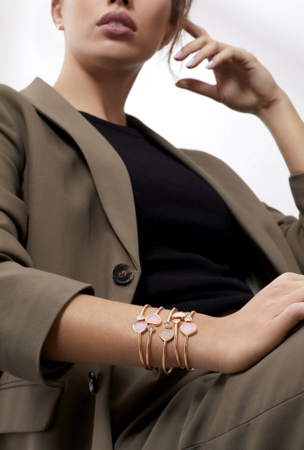 مجموعة مصنوعة من الذهب الأخلاقي الوردي