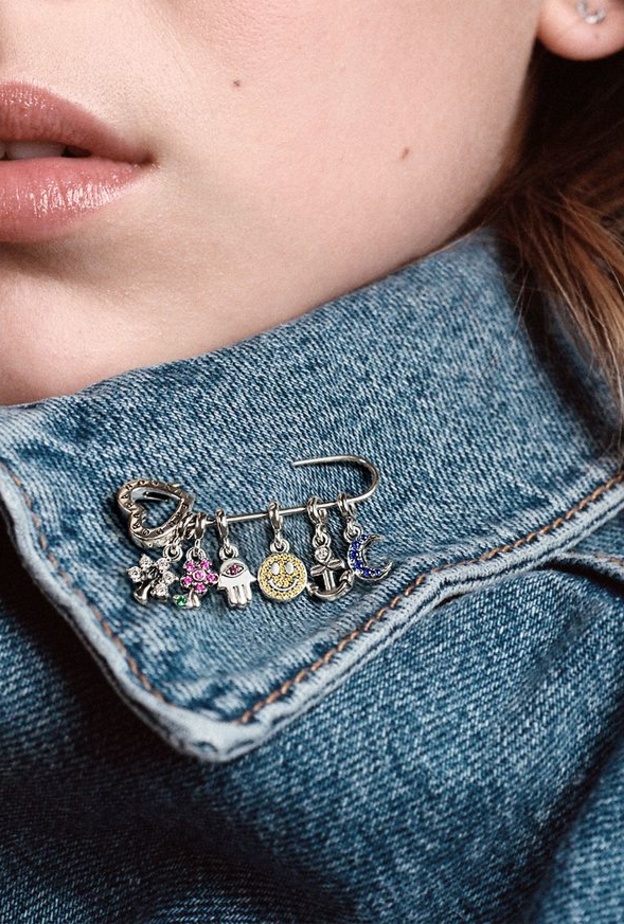 تألقي بأجمل موديلات بروشات من الفضة اللامعة لإطلالة فريدة ومميزة