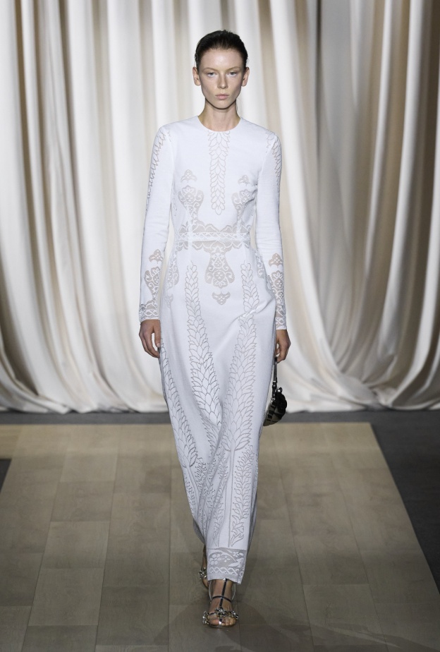 موديلات الفساتين لربيع وصيف 2024 متنوعة وترضي كل الأذواق