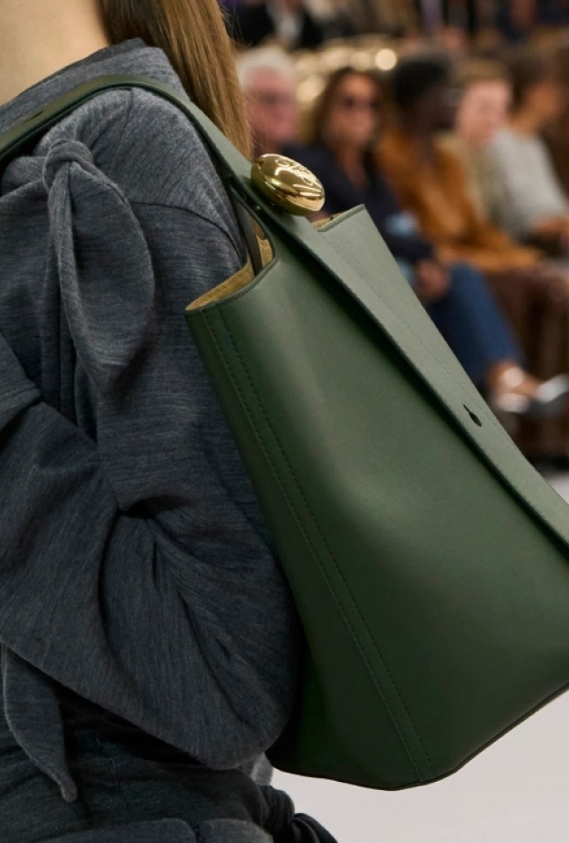 موسم ربيع وصيف 2024 يجمع موديلات الحقائب المختلفة بالحجم والشكل!