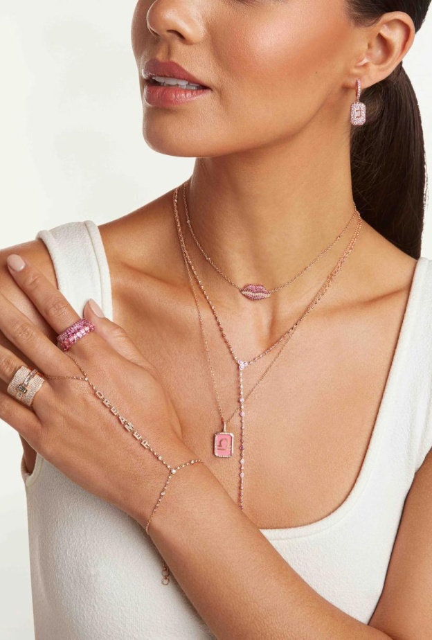 موضة باربي تقتحم عيد الحب بإطلالات مجوهرات وردية بتصاميم آخّاذة