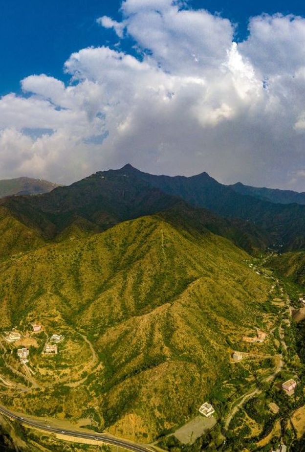 تجارب سياحية لا تفوتوها.. من منتجعات الكهوف الخلابة إلى غيوم عسير الساحرة