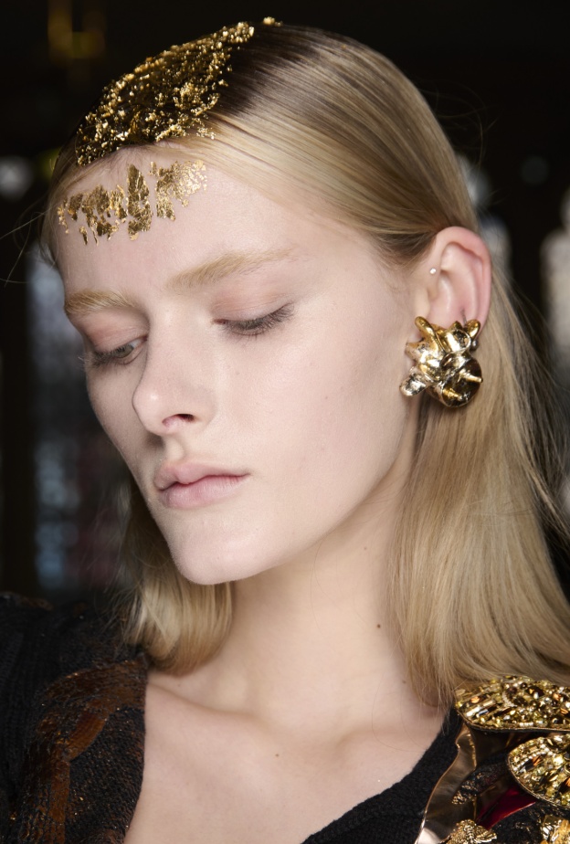 أكسسوارات شعر ذهبية على وسط الشعر من دار Mithridate