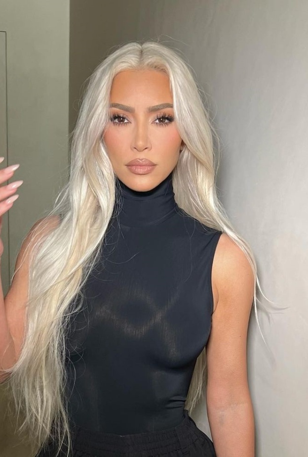 إطلالات كيم كارداشيان الجمالية بصبغات الشعر الأشقر البلاتيني