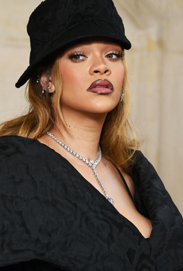 إطلالة ريهانا بأحمر الشفاه الأومبريه