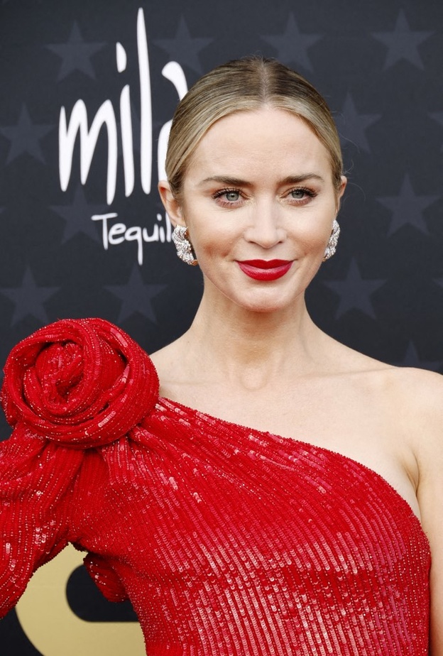 أجمل ألوان أحمر شفاه قوي عنوان جمالك في عيد الحب 2024.. إليك أجدد التدرجات لتطبيقها