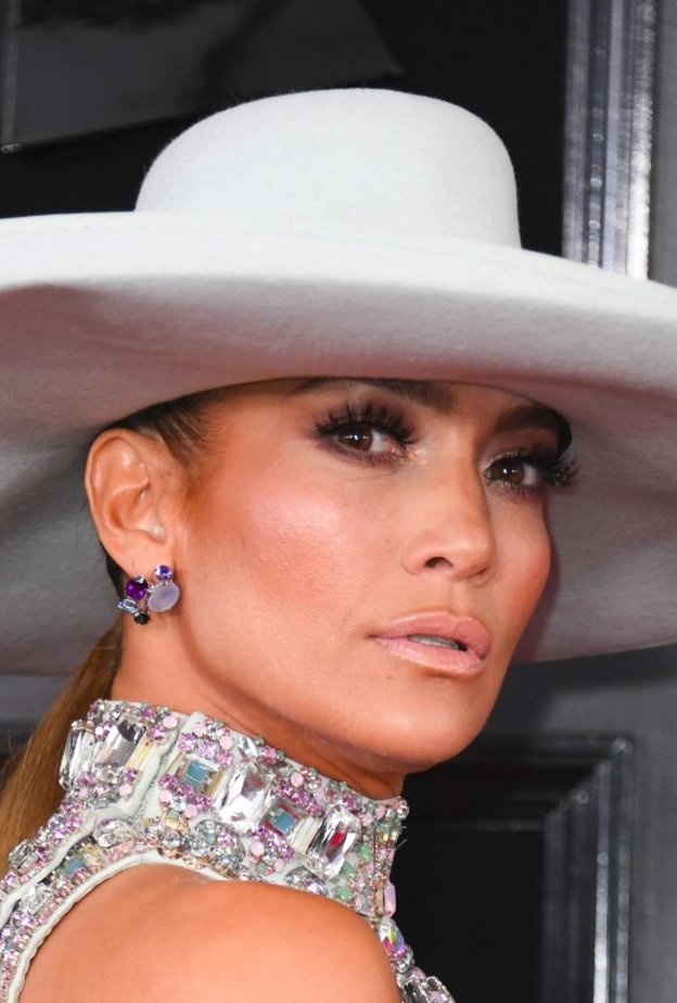 اطلالة جنيفر لوبيز باكسسوارات شعر القبعات الدائرية عام 2019