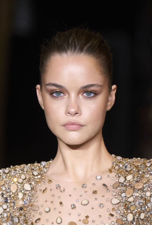 الظلال البرونزية بأسلوب عارضة دار Zuhair Murad