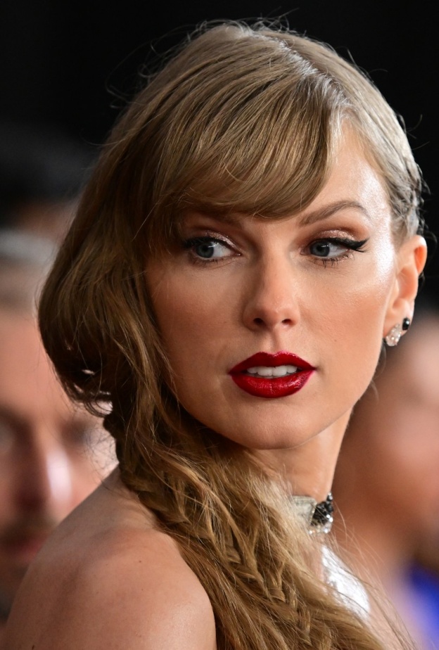 تسريحات شعر جانبية صيحة منتظرة في المواسم المقبلة.. إعتمديها بأسلوب النجمات العالميات