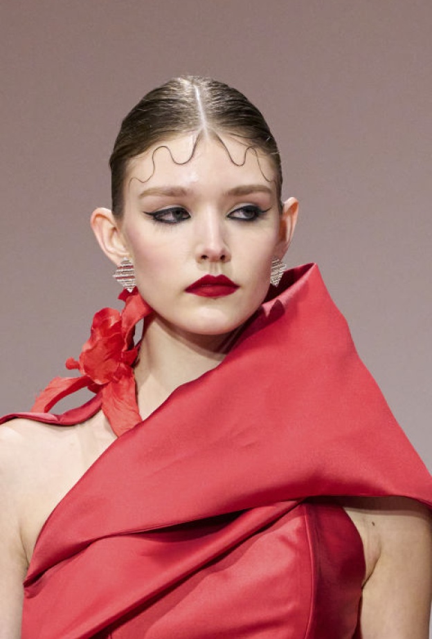 فن الإهداء الباريسي... هدايا عيد الحب 2024 للرجال والنساء من علامات فرنسية فاخرة